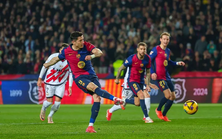 爱游戏体育-从莱万多夫斯基迎来十五赛季高光表现到拉齐奥赛前扳平良机,波尔图国际比赛日调整名单